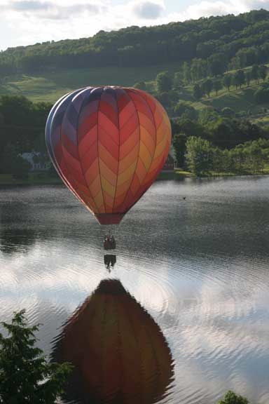 Balloon-kiss-the-river